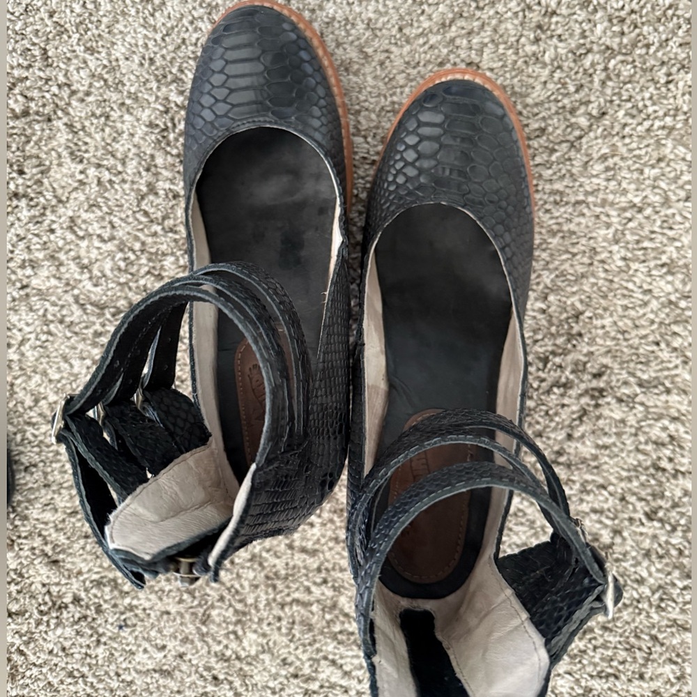 Black Textured Freebird Women's Shoes